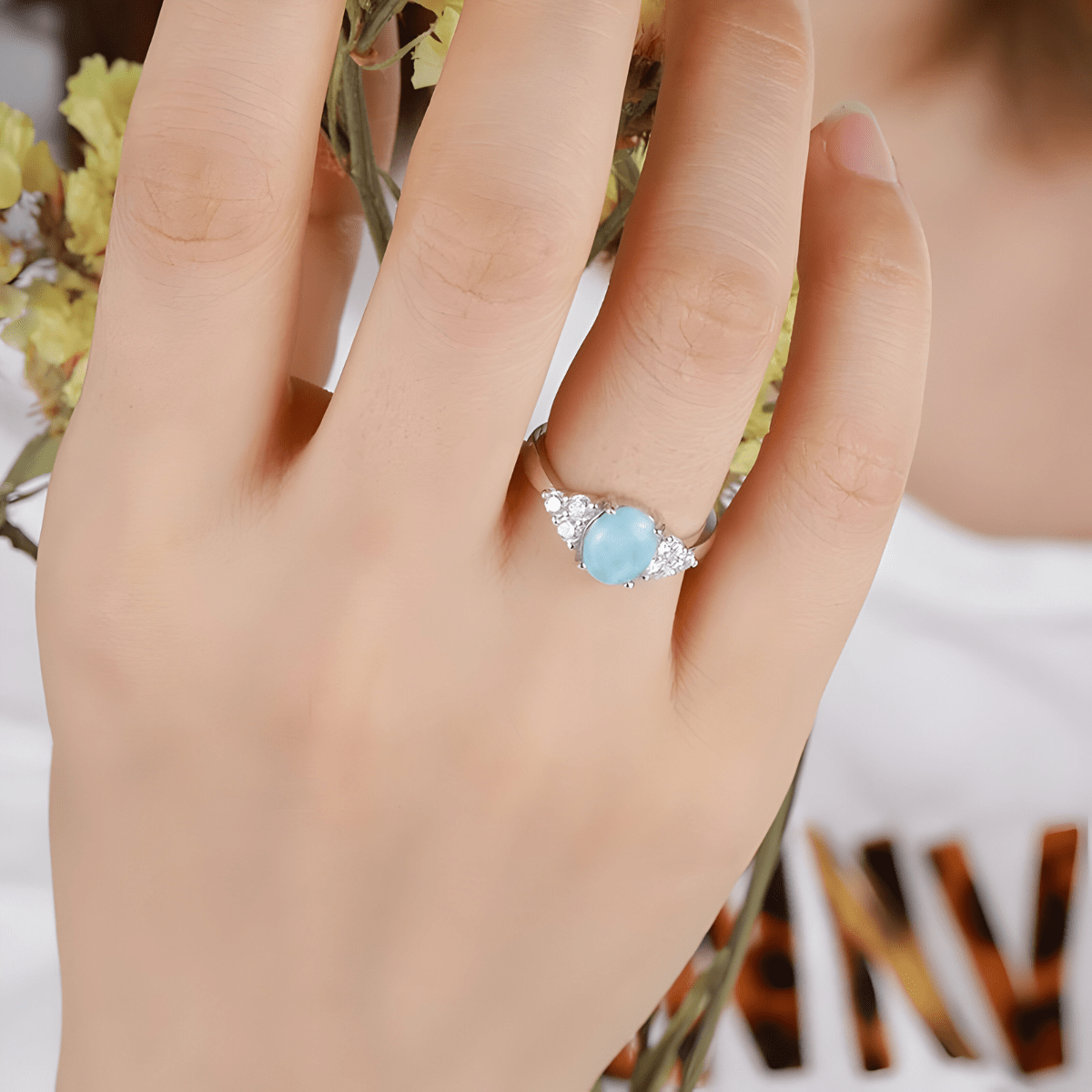 Bague aigue marine brute en argent avec pierre ovale bleu clair entourée de petits cristaux blancs