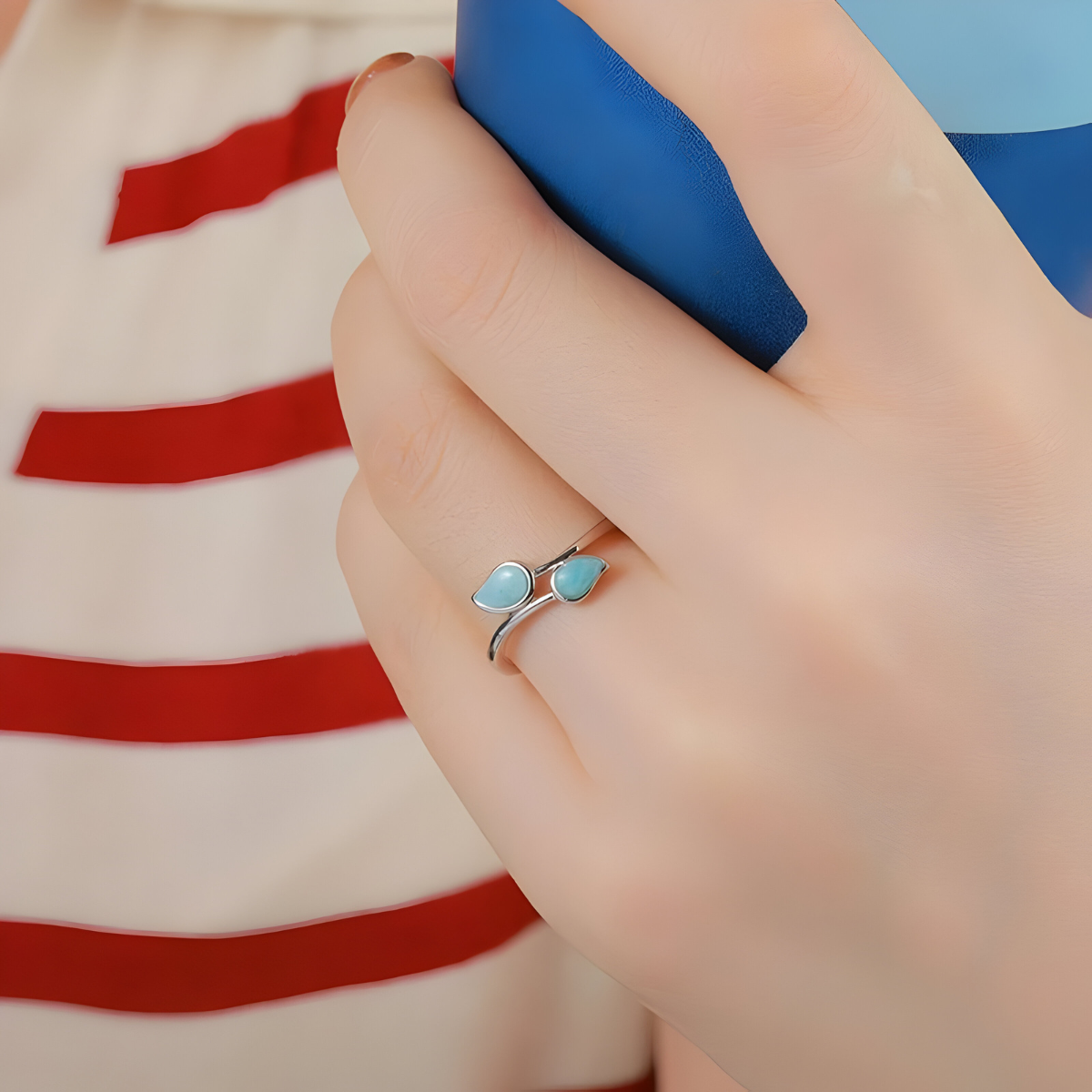 Bague aigue marine cocktail en argent ornée de deux pierres en forme de goutte couleur bleu clair