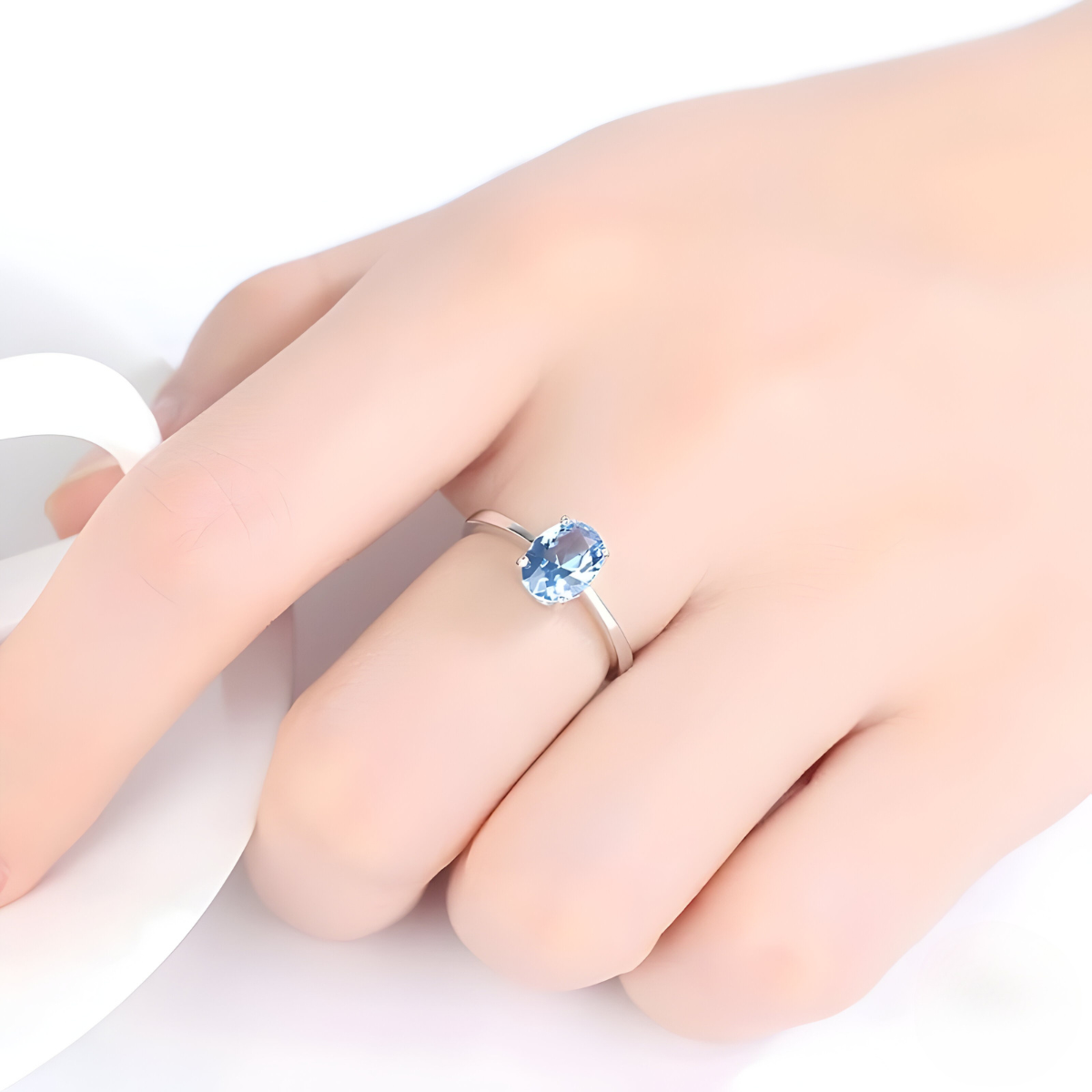Bague aigue marine solitaire en argent avec pierre ovale bleue sur monture fine