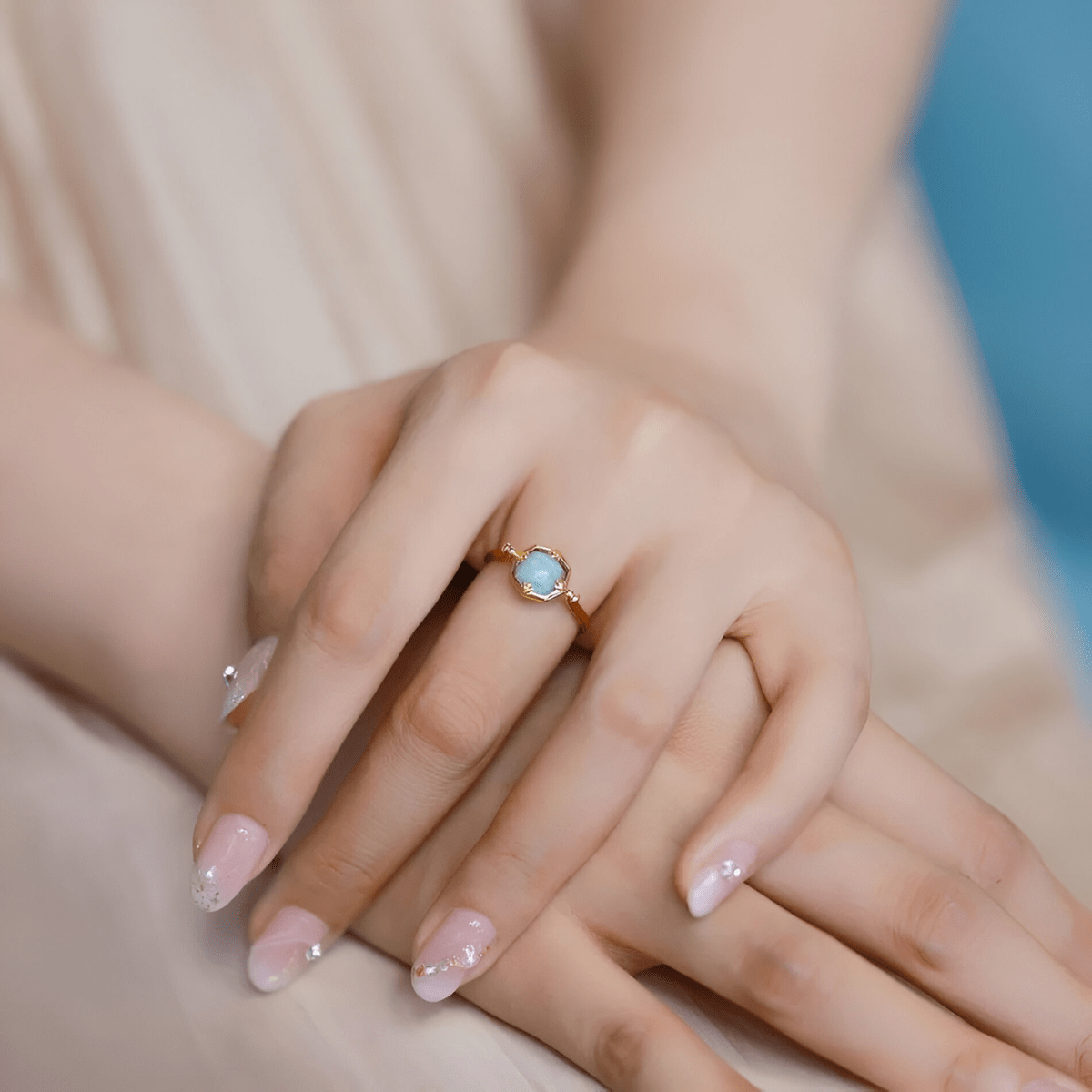 Bague amazonite or avec pierre bleue hexagonale sertie sur anneau fin doré