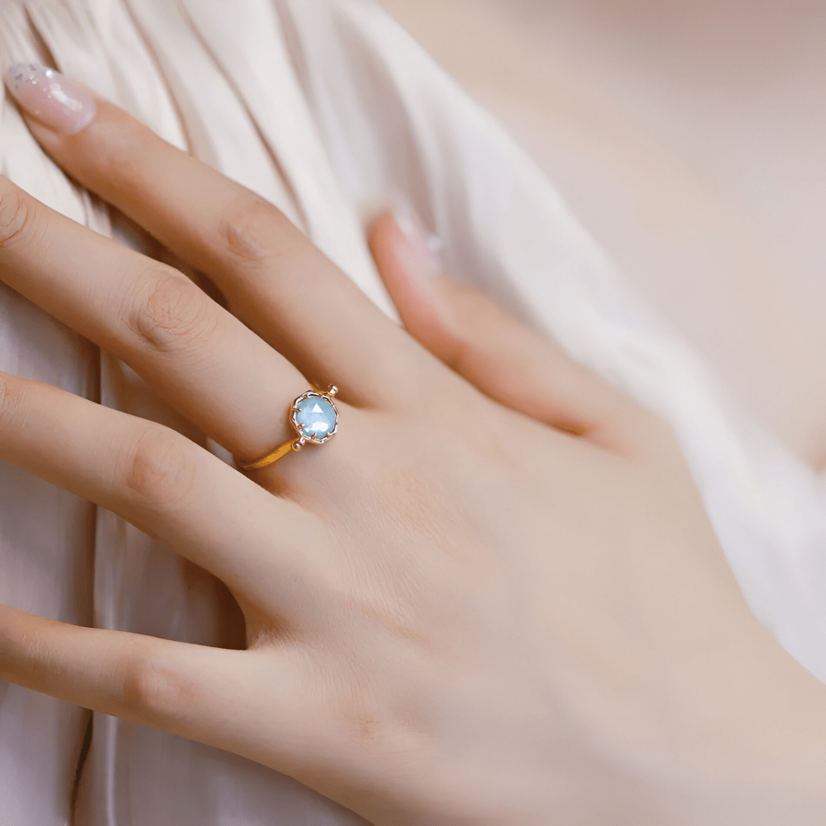 Bague amazonite or avec pierre bleue ronde sertie sur monture dorée à détails floraux