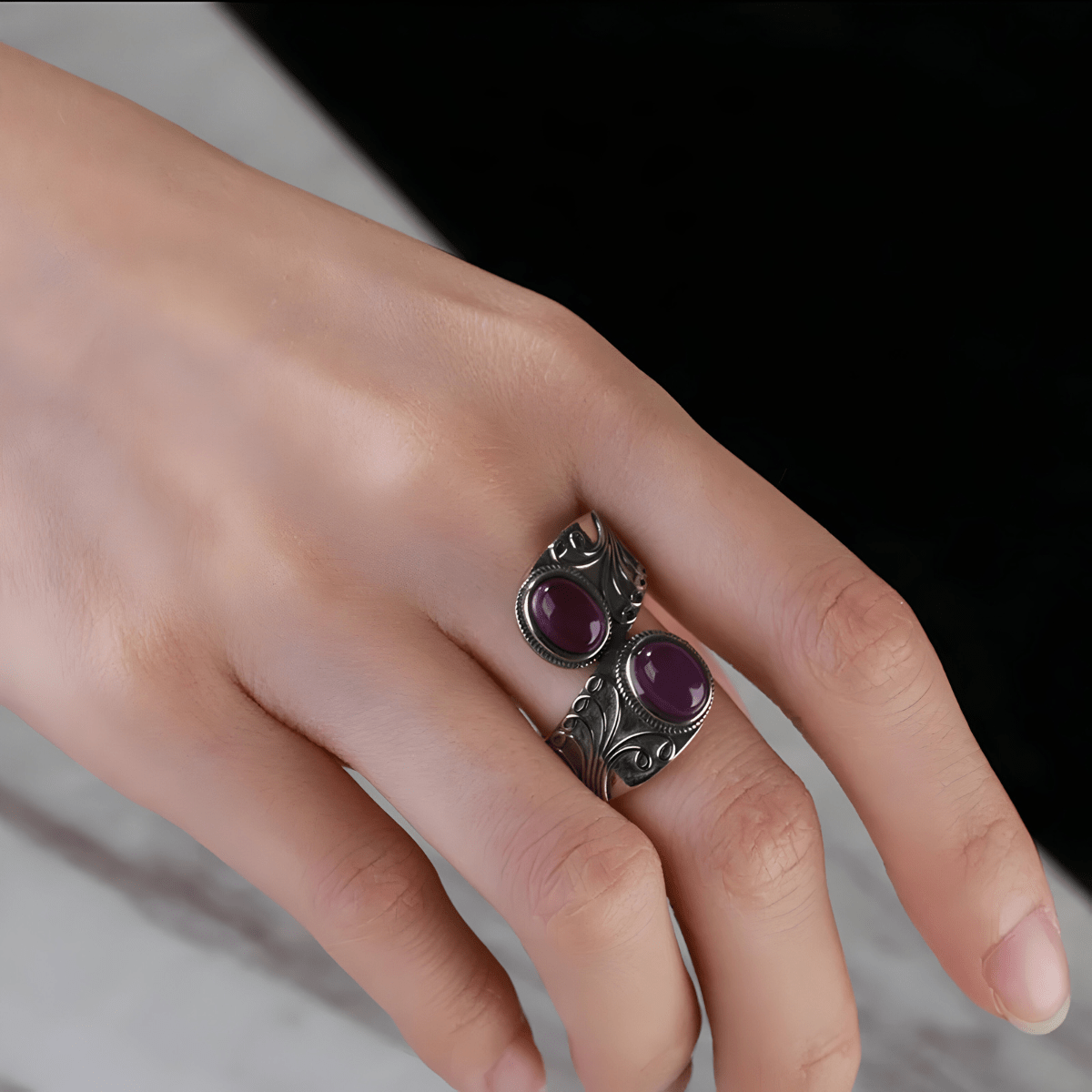 Bague améthyste ancienne avec double cabochon violet sur monture argentée sculptée