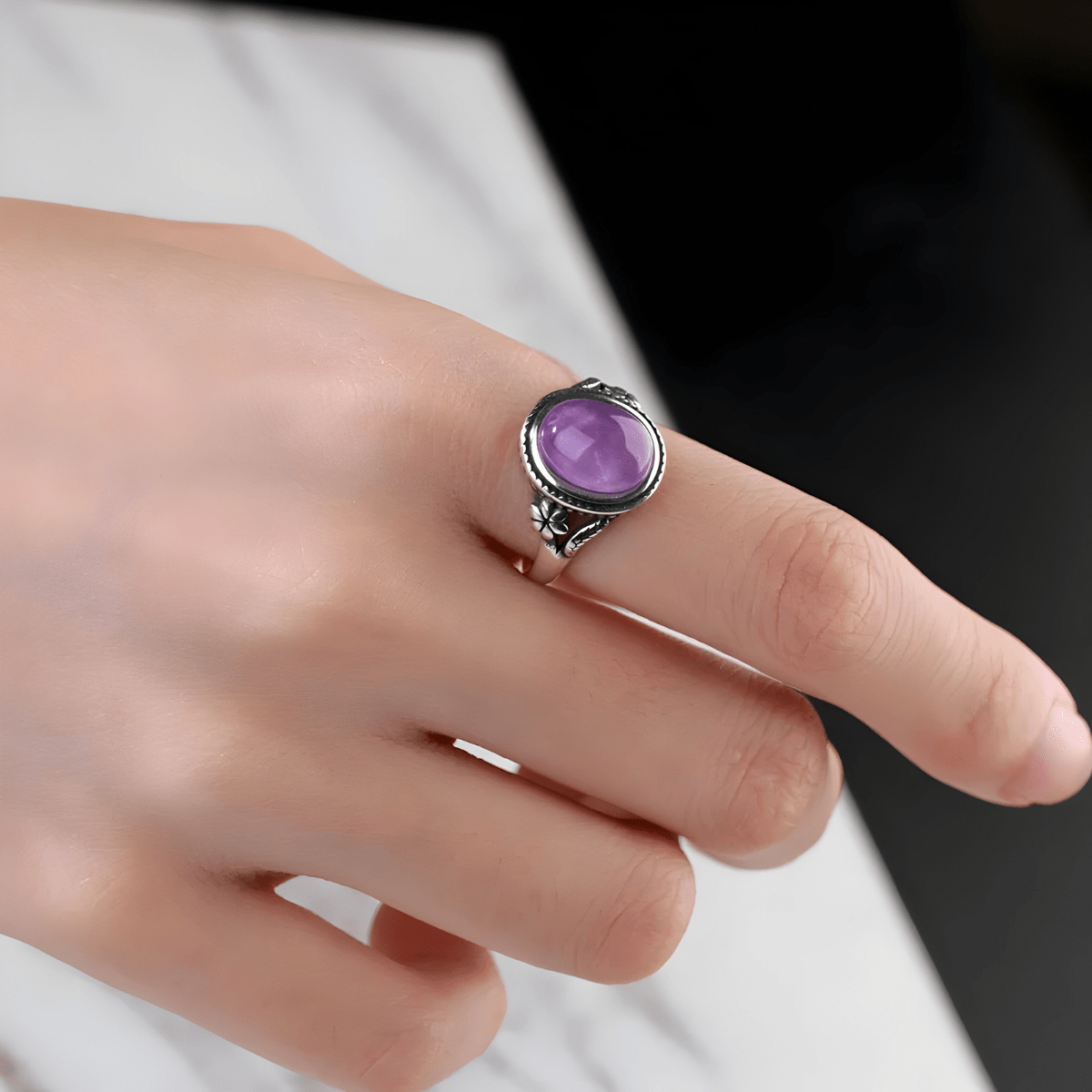 Bague améthyste évêque en argent ornée d’un cabochon violet et de motifs floraux sculptés