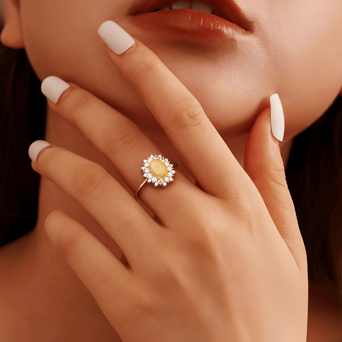 Bague citrine pierre ovale entourée de petits cristaux blancs sur monture argentée