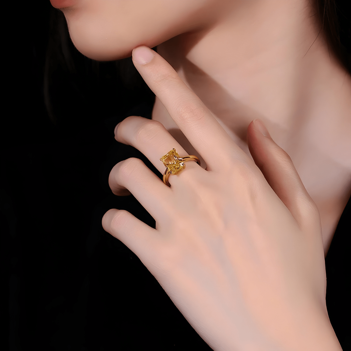 Bague citrine rectangulaire taille émeraude sur monture dorée élégante
