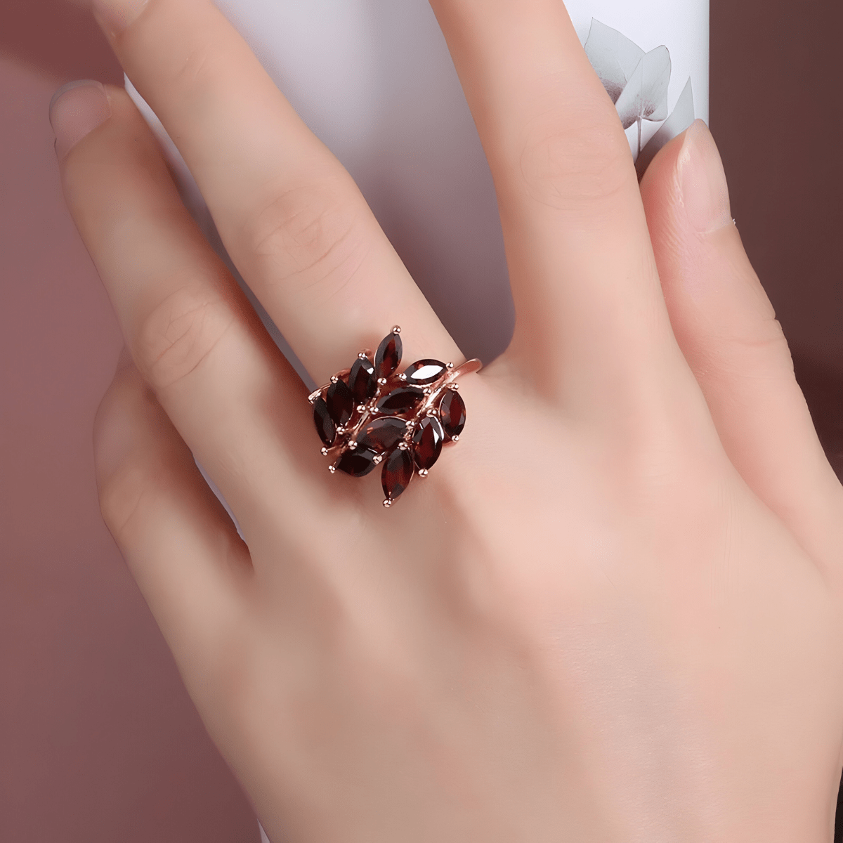 Bague grenat or ornée de multiples pierres rouges taillées en forme de feuilles