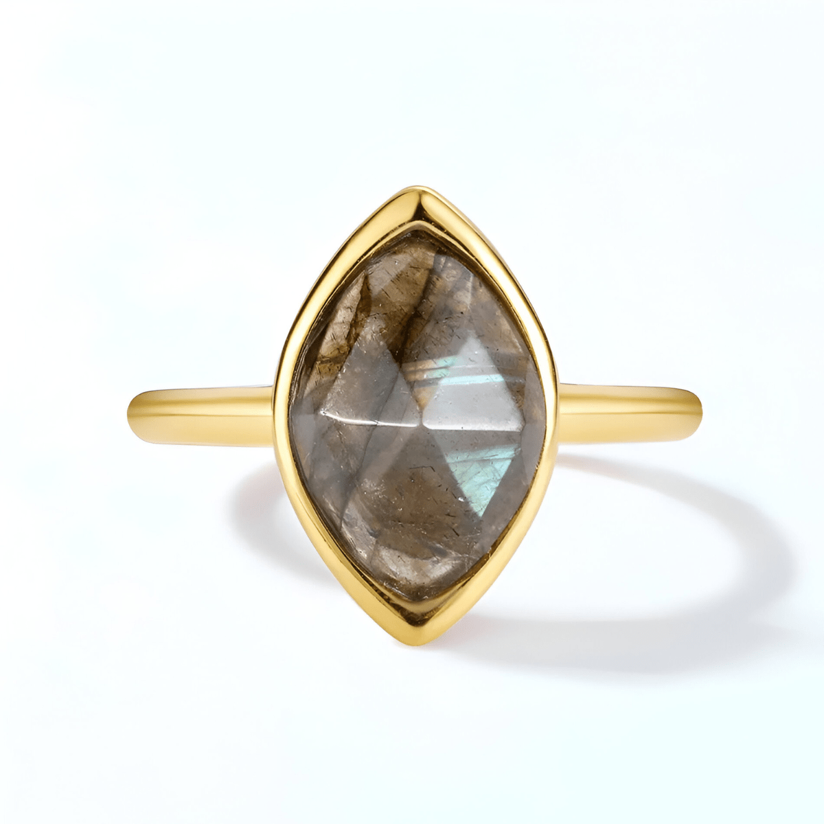 Bague labradorite or sertie d’une pierre naturelle facettée en forme de navette sur monture fine dorée