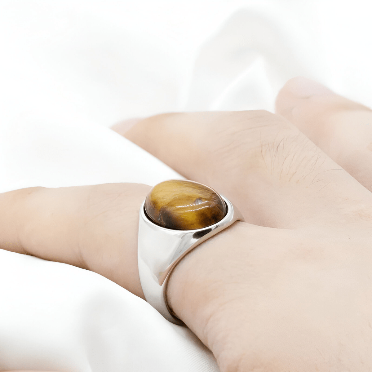 Bague œil de tigre ovale sertie sur anneau en argent massif finition brillante