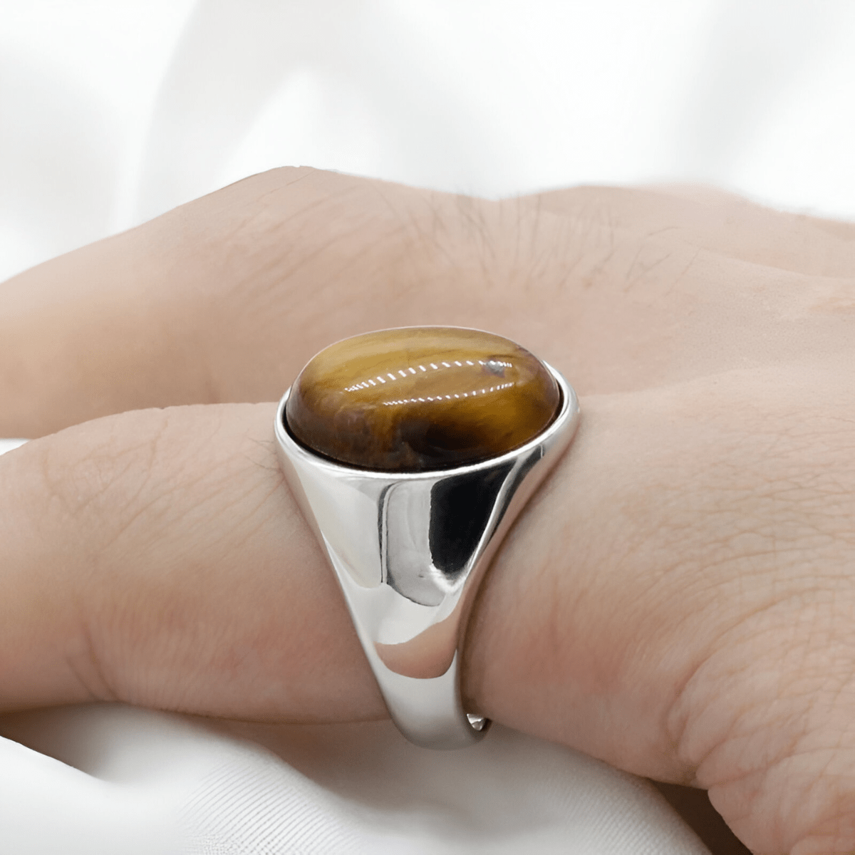 Bague œil de tigre cabochon sur monture en argent massif au design épuré