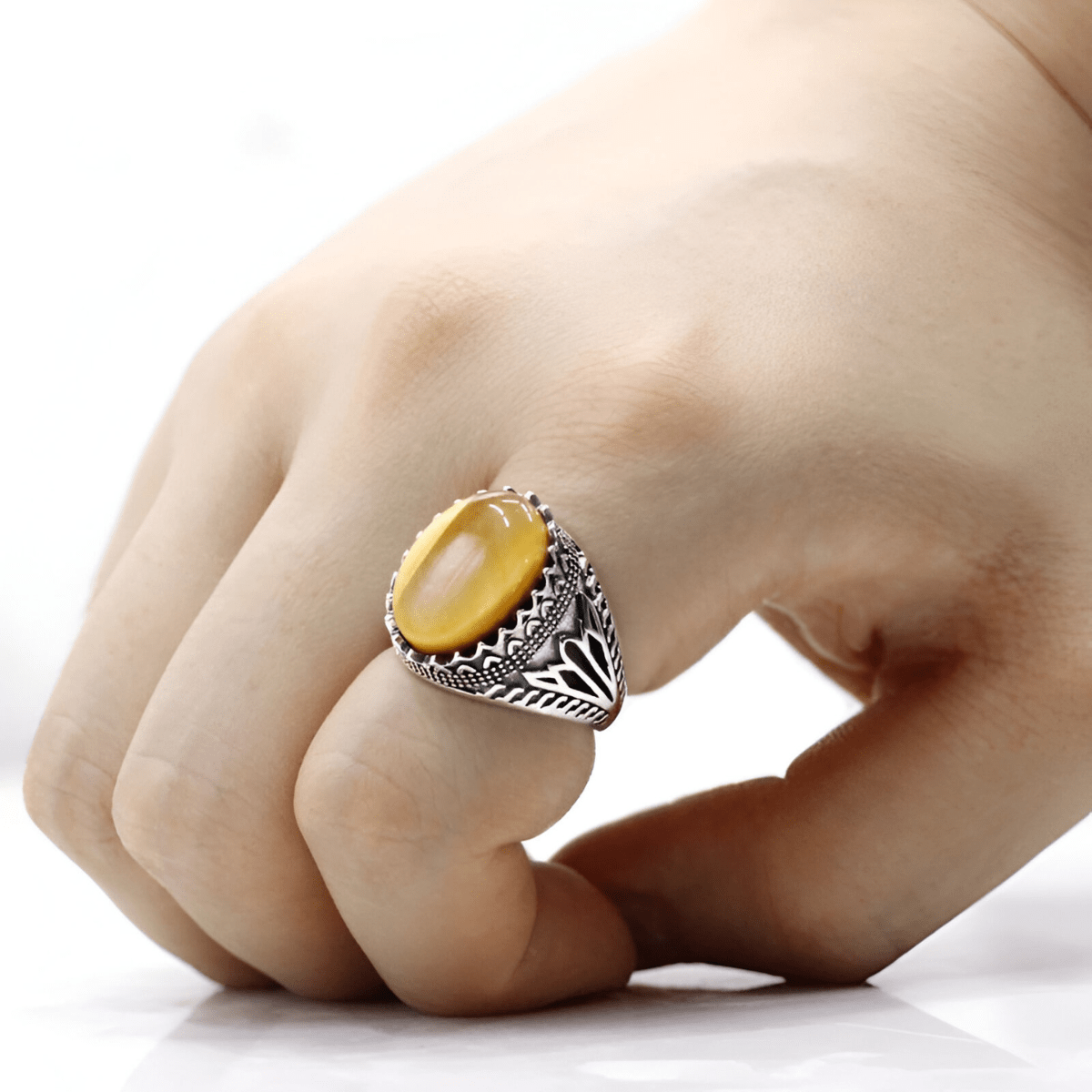 Bague œil de tigre ovale pour homme avec monture argentée sculptée style tribal