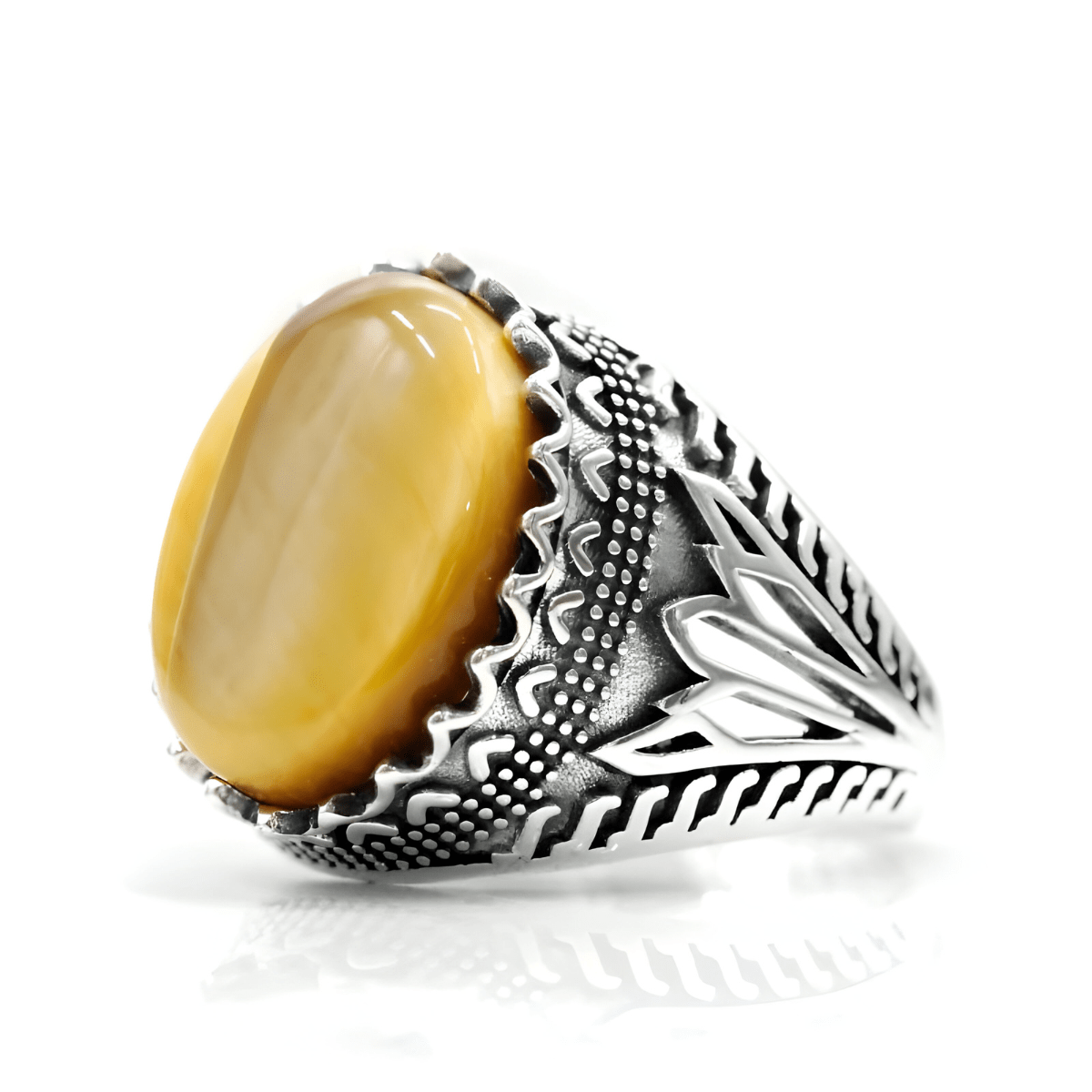 Bague œil de tigre jaune montée sur une bague argentée gravée au style oriental