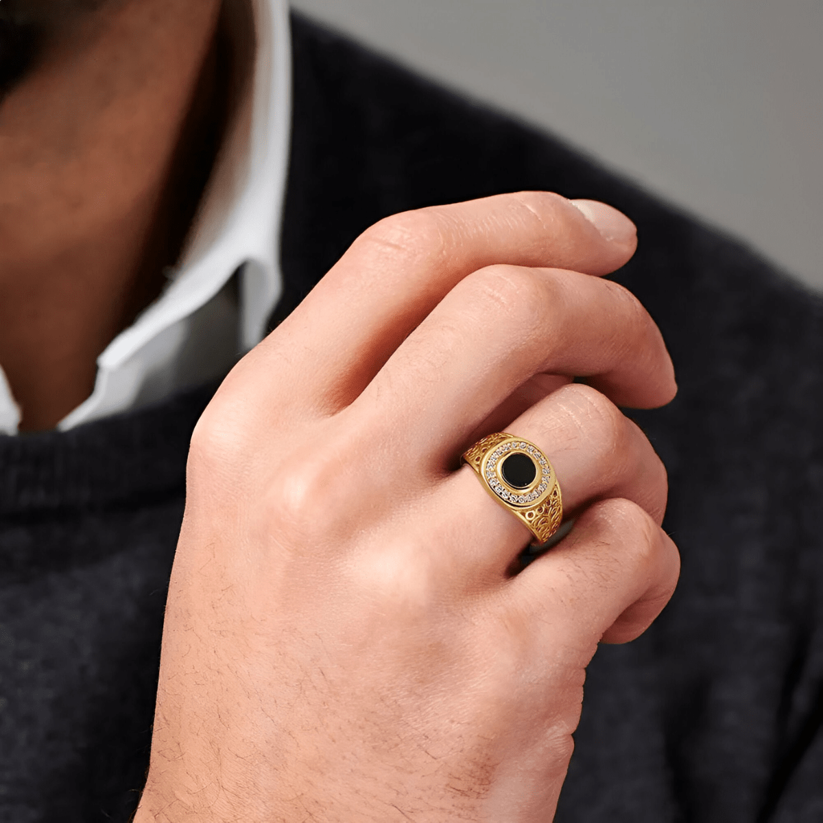 Bague onyx noire pour homme en acier doré avec détails ciselés et zircons