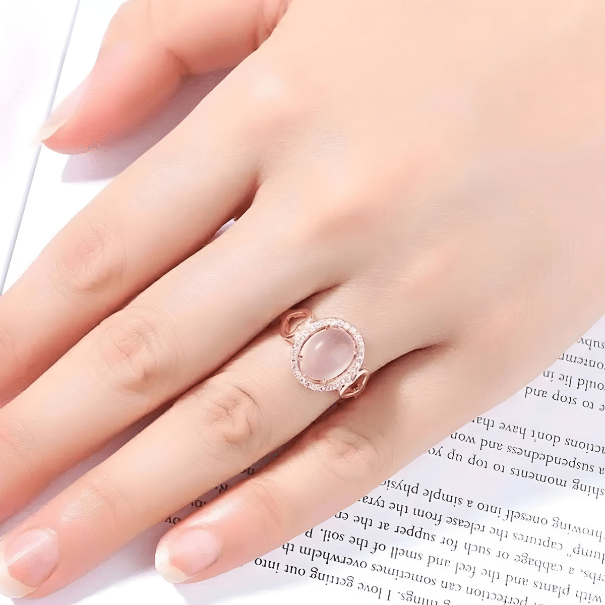Bague quartz rose or avec pierre ovale cabochon et anneau fin doré serti de zircons