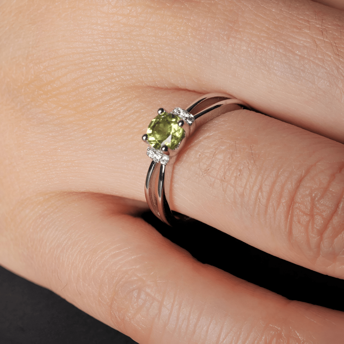 Bague tourmaline verte sur monture argentée double avec détails brillants