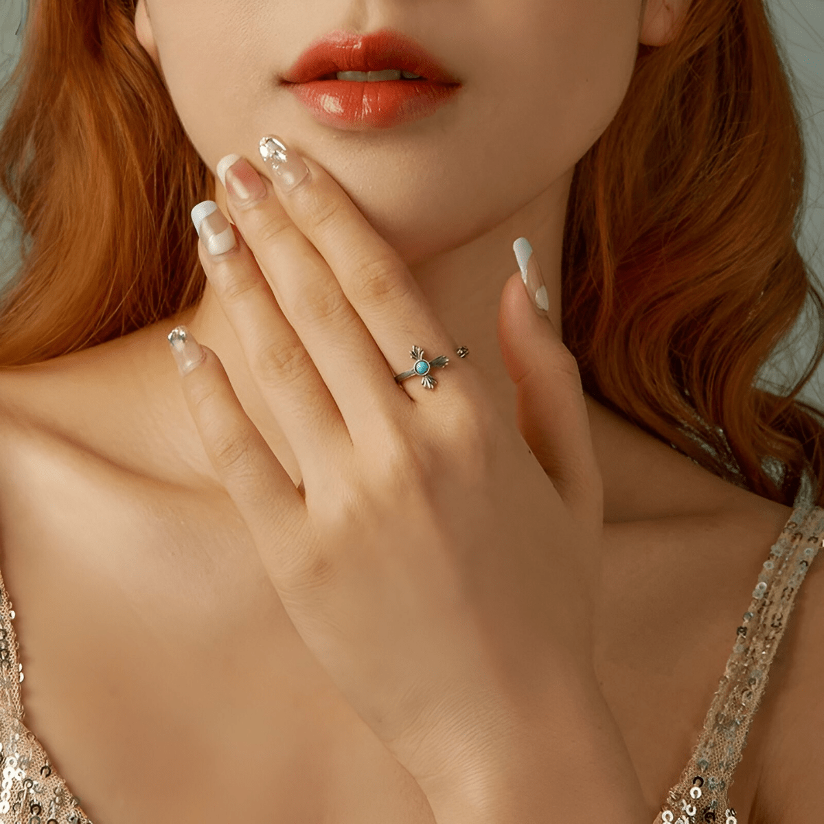 Bague turquoise amérindienne ornée d’une pierre ronde bleu turquoise au centre, montée sur un anneau argenté décoré de motifs tribaux en forme de flèches