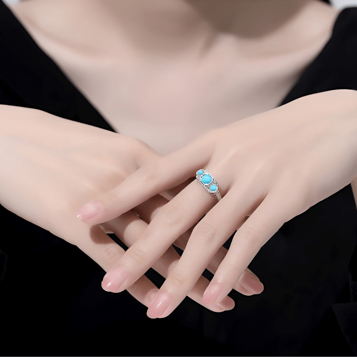 Bague turquoise navajo pour femme avec trois pierres bleues montées sur un anneau argenté ciselé
