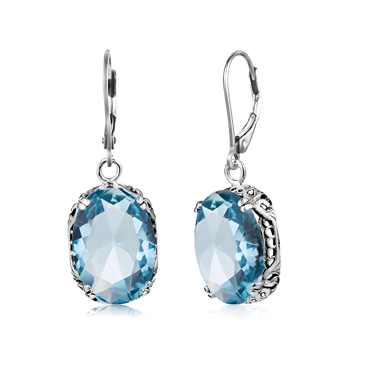 Boucles d’oreilles aigue marine avec pierre ovale bleue facettée montée sur serti argenté décoré de motifs ajourés et crochet sécurisé