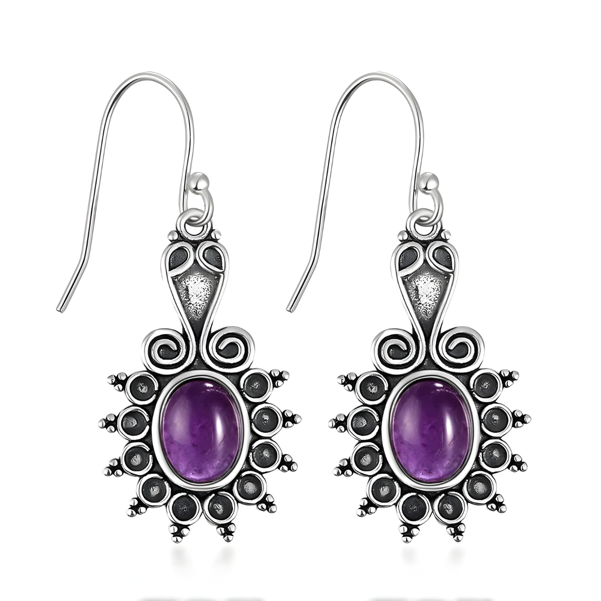 Boucles d’oreilles améthyste ovales entourées de motifs argentés en spirale avec détails perlés en forme de soleil