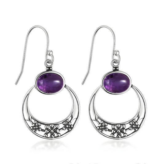 Boucles d’oreilles améthyste ovales avec pierre lisse montée sur cercle argenté décoré de motifs floraux gravés