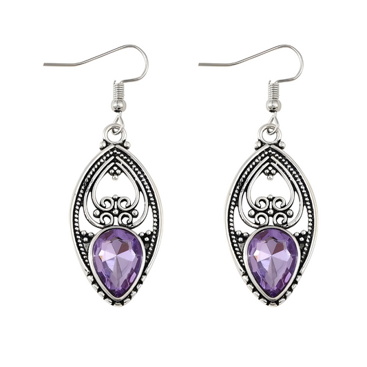 Boucles d’oreilles améthyste en forme de goutte facettée sertie dans un cadre argenté allongé orné de motifs ajourés et perlés