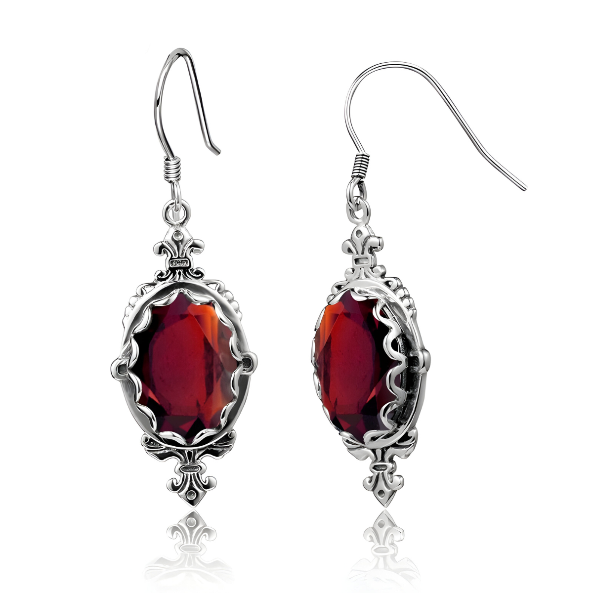 Boucles d’oreilles pendantes ornées de grenats ovales taille facettée, serties dans une monture argentée au style baroque raffiné