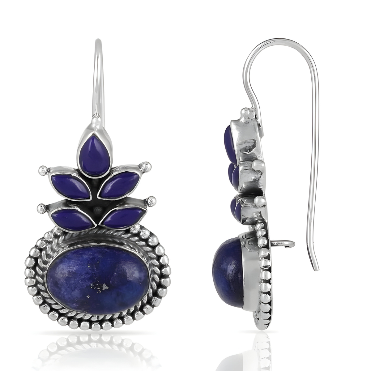 Boucles d’oreilles pendantes en lapis lazuli avec cabochon ovale, décorées de motifs floraux émaillés bleu nuit et monture argentée finement perlée pour une touche bohème chic
