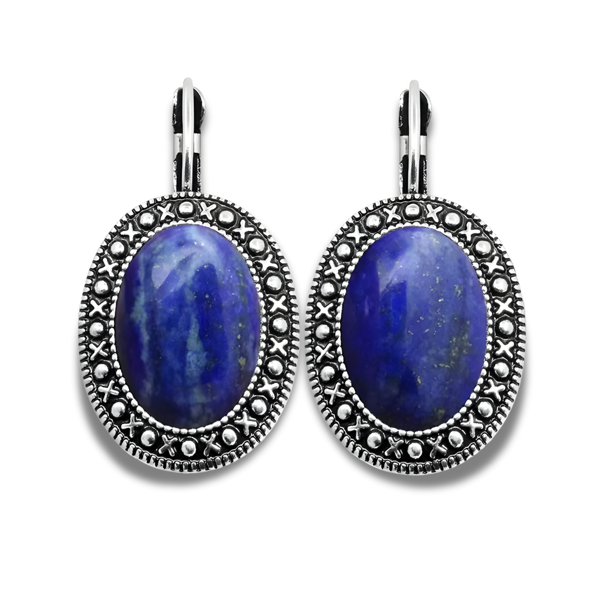 Boucles d’oreilles ovales vintage en argent vieilli, serties d’un cabochon en lapis lazuli bleu profond, entouré de détails perlés et gravés pour un charme ancien et mystique