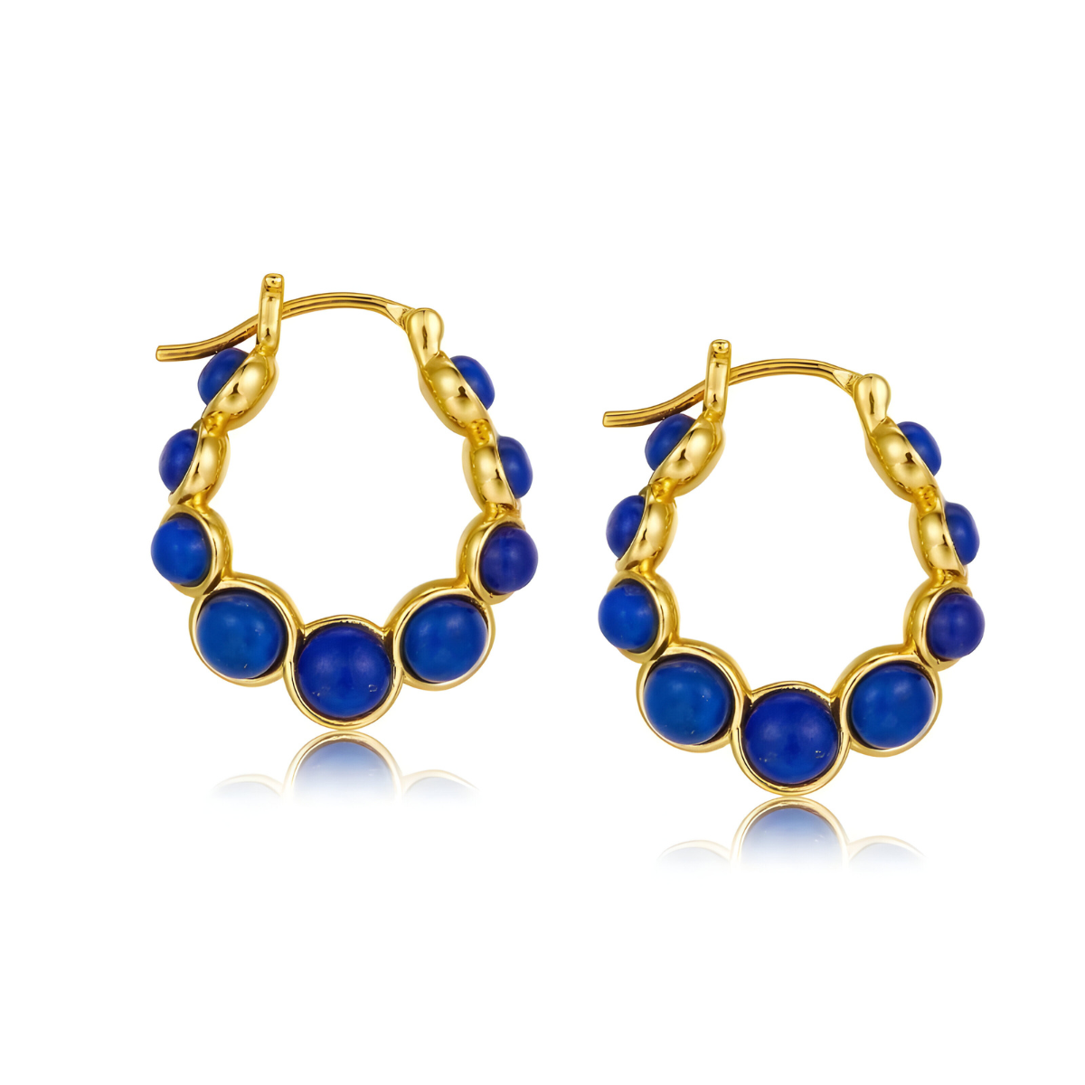 Boucles d’oreilles créoles dorées ornées de cabochons ronds en lapis lazuli bleu profond formant un cercle élégant et raffiné