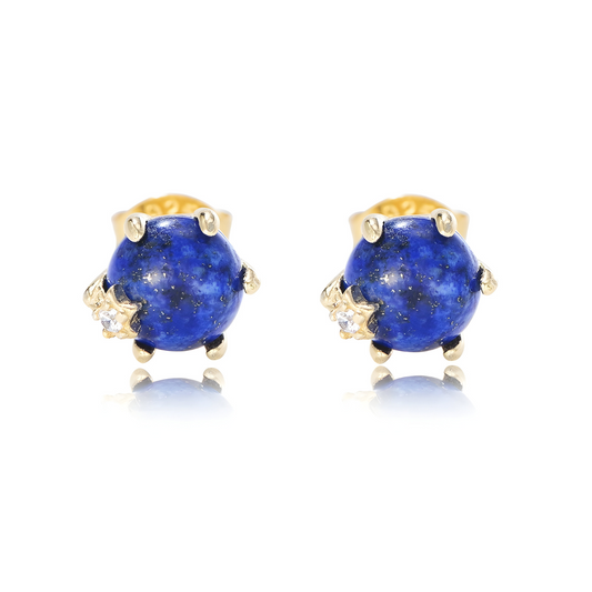 Boucles d’oreilles clous en lapis lazuli bleu profond avec inclusions dorées, serties de griffes dorées et ornées de petites étoiles pavées de zircon