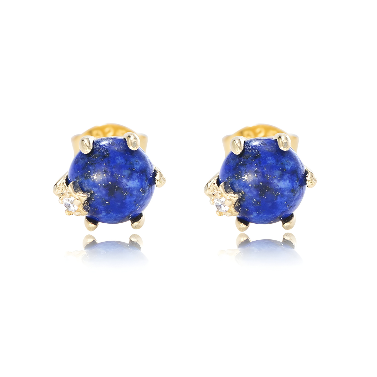 Boucles d’oreilles clous en lapis lazuli bleu profond avec inclusions dorées, serties de griffes dorées et ornées de petites étoiles pavées de zircon