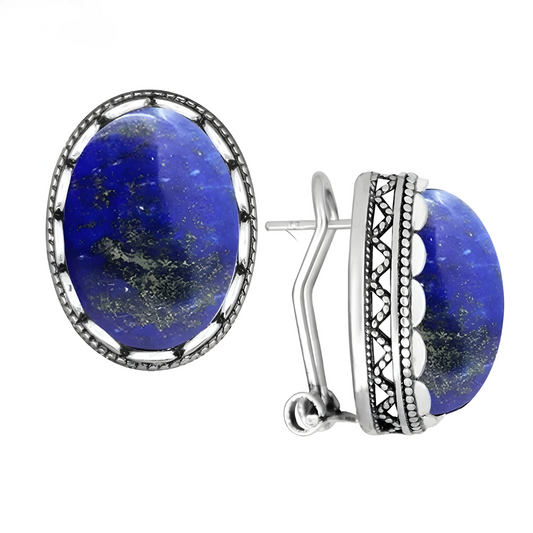 Boucles d’oreilles ovales avec cabochon de lapis lazuli intense, serti dans une monture argentée finement travaillée pour un style raffiné et vintage
