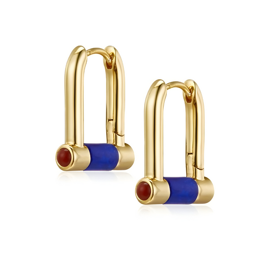 Boucles d’oreilles créoles dorées au design géométrique, ornées d’un cylindre de lapis lazuli bleu intense et d’un cabochon rond rouge cornaline à chaque extrémité