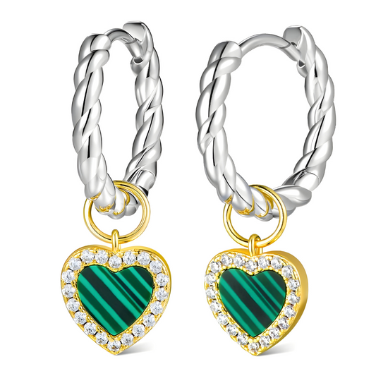 Boucles d’oreilles malachite avec pendentif cœur vert rayé entouré de strass suspendu à un anneau torsadé argenté