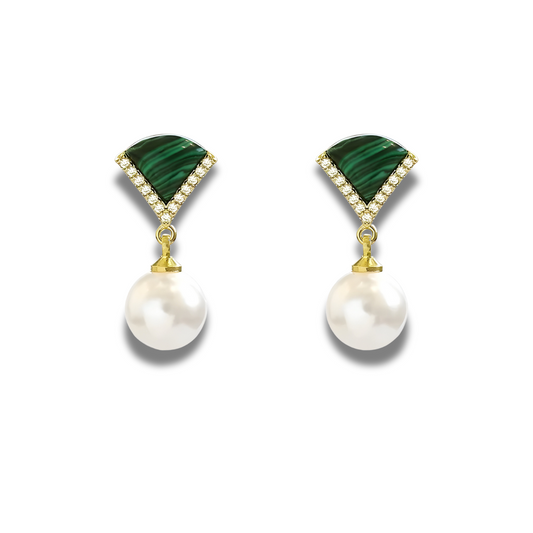 Boucles d’oreilles malachite avec pierre verte en éventail sertie de strass et perle blanche suspendue sur monture dorée