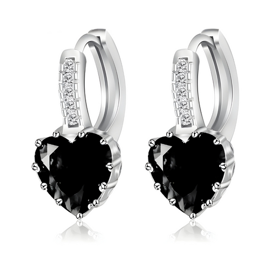 Des boucles d’oreilles Obsidienne en forme de cœur, montées sur un anneau argenté orné de petits cristaux