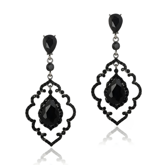 Des boucles d’oreilles Obsidienne en forme de goutte, montées sur un support sombre et ornées de pierres noires facettées