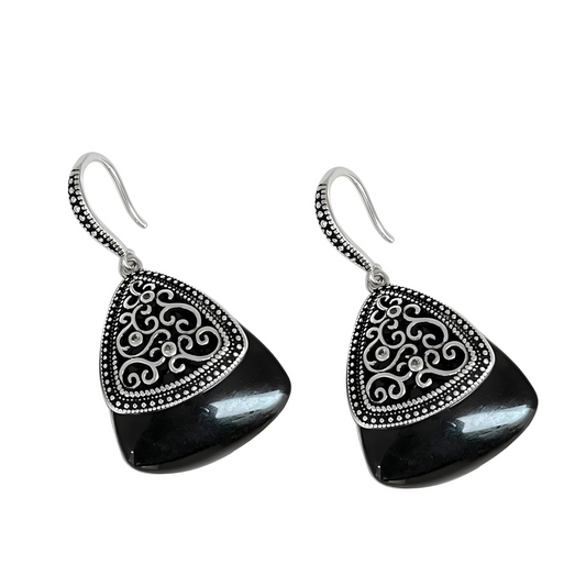 Boucles d’oreilles obsidienne pendantes avec pierre noire polie en forme de goutte sur monture argentée ajourée à motif arabesque