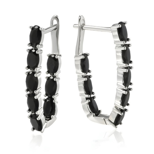 Des boucles d’oreilles Obsidienne en demi-créoles argentées, ornées d’une rangée de pierres noires taillées en marquise