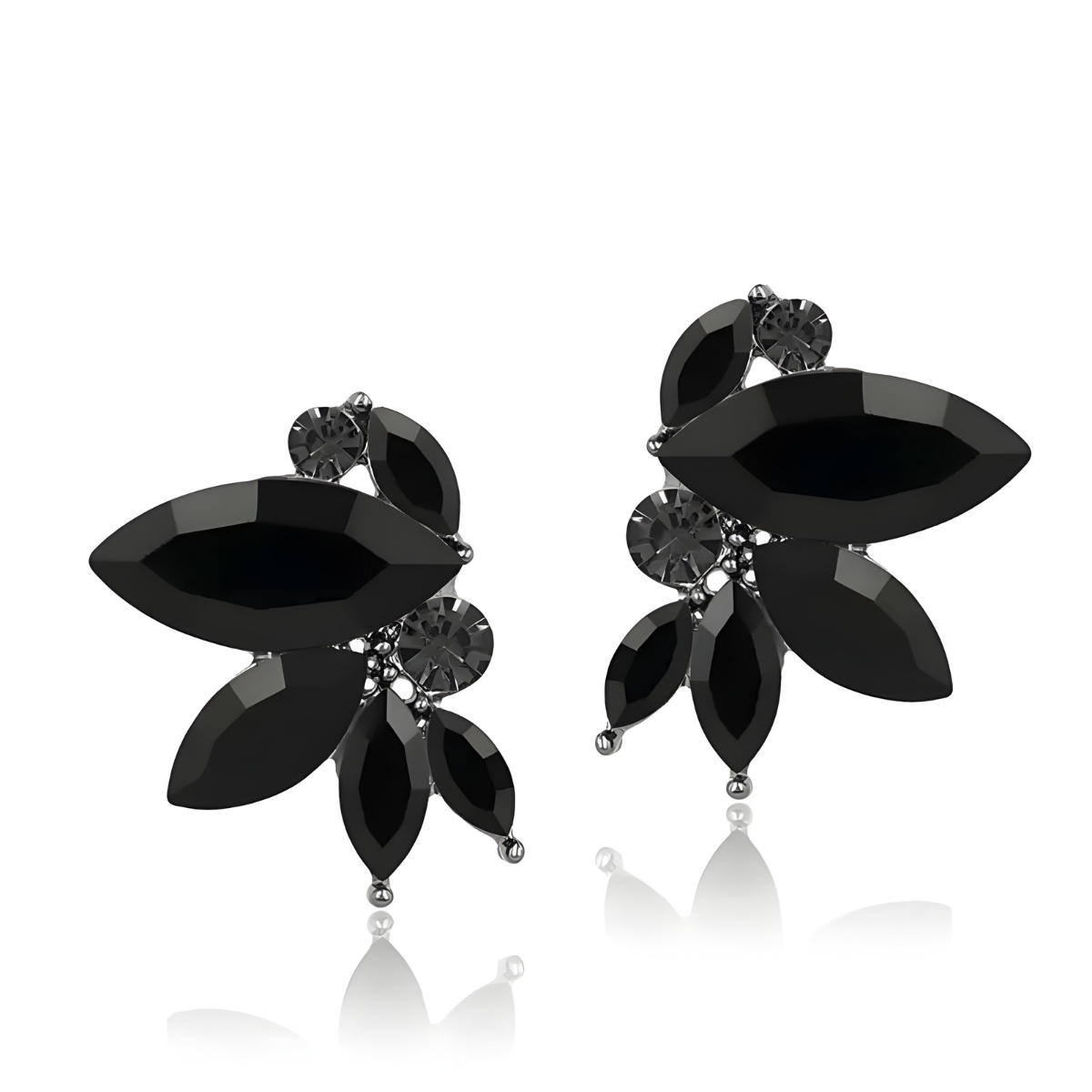 Des boucles d’oreilles Obsidienne avec des pierres noires facettées en forme de feuilles et des cristaux ronds