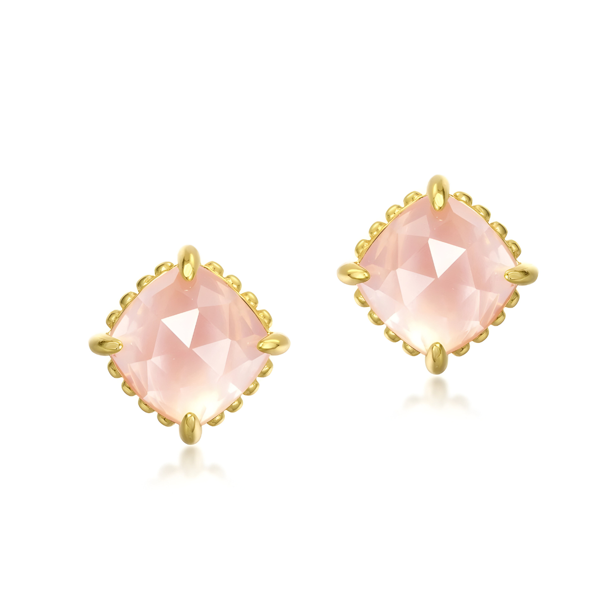 Boucles d’oreilles quartz rose avec pierre facettée en forme de losange montée sur un support doré à détails perlés