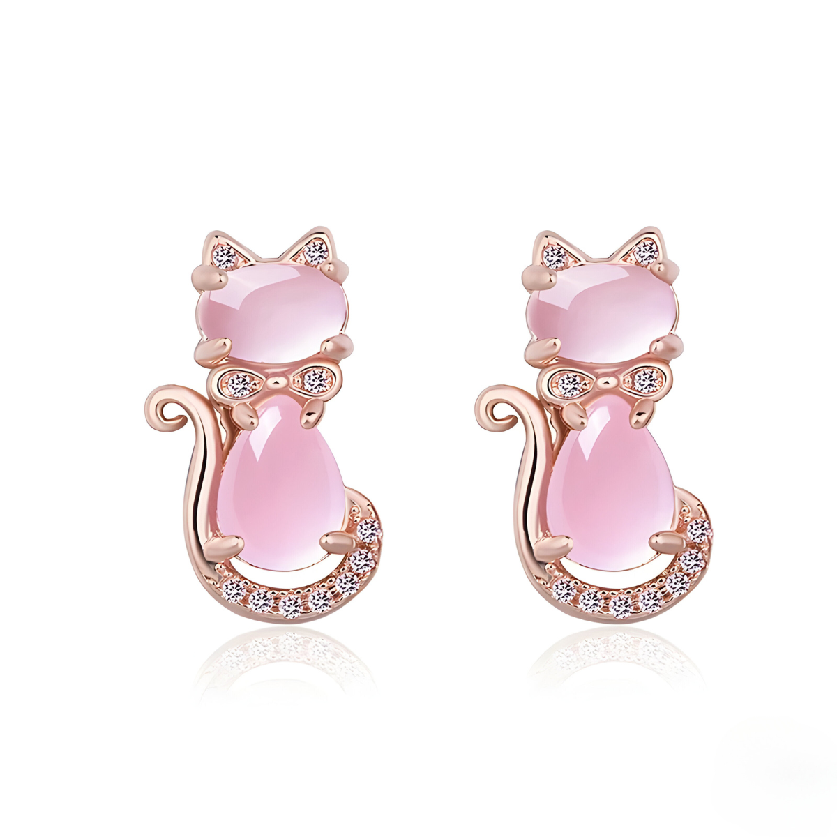 Boucles d’oreilles quartz rose en forme de chat avec pierres ovales et gouttes serties sur monture dorée ornée de petits cristaux blancs