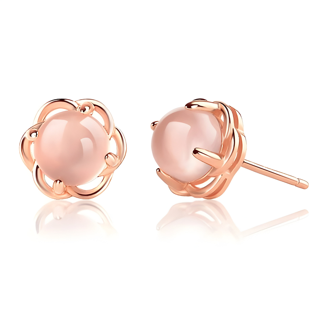 Des boucles d’oreilles Quartz Rose en or rose, avec une pierre ronde polie maintenue par un motif floral