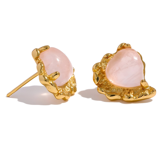 Boucles d’oreilles quartz rose avec pierre polie en forme libre sertie sur une monture dorée texturée au design organique