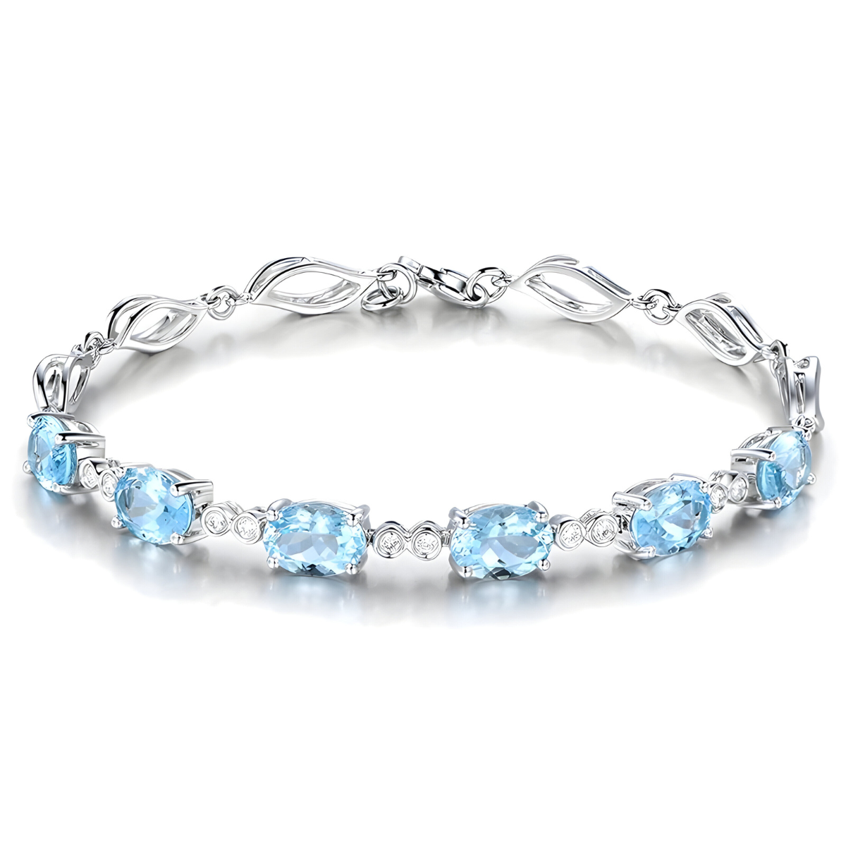 Bracelet aigue marine en argent composé de pierres ovales bleu clair facettées reliées par de petits cristaux ronds et maillons ajourés