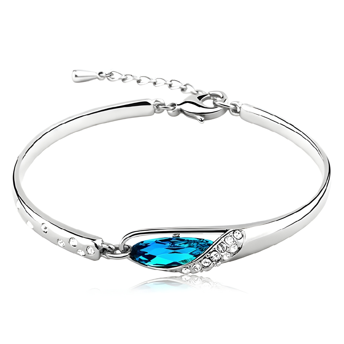 Bracelet aigue marine rigide en métal argenté orné d’une pierre bleue facettée en forme de goutte sertie entre deux motifs incrustés de cristaux