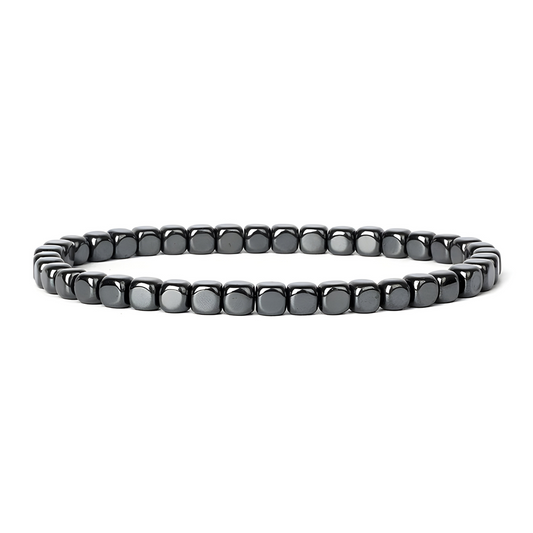 bracelet hématite composé de perles carrées aux angles arrondis gris foncé brillant montées sur un fil élastique discret