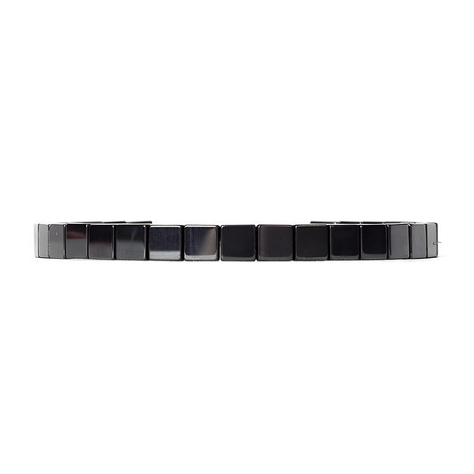 bracelet hématite avec perles carrées plates noir métallique montées sur un fil élastique discret