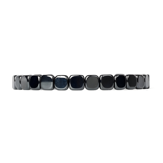 bracelet hématite composé de perles carrées aux angles arrondis gris acier montées sur un fil élastique invisible