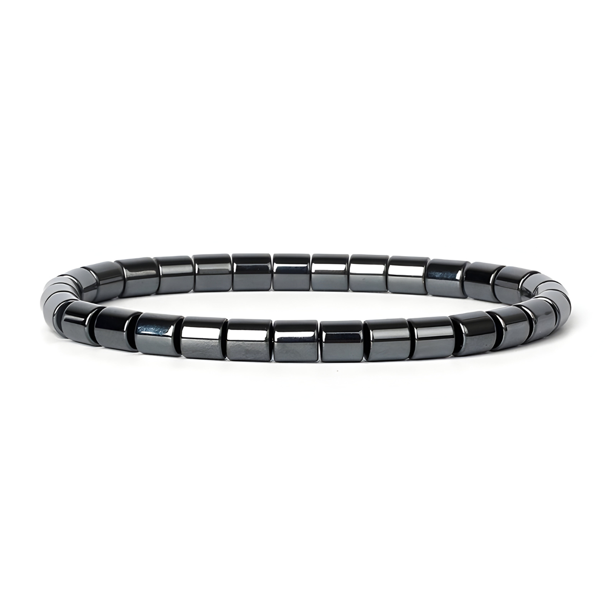 bracelet hématite composé de petites perles carrées gris métallisé à surface lisse et brillante montées sur un fil élastique souple