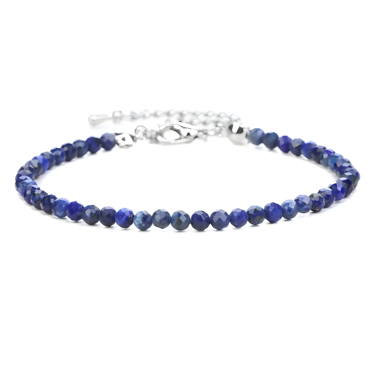 bracelet lapis lazuli avec petites perles facettées bleues montées sur fil fin et fermoir mousqueton en métal argenté ajustable
